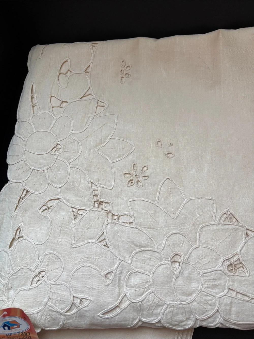 N/A beautiful tablecloth